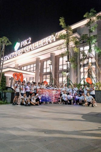 Race photo from PIK NITE RUN VIBES