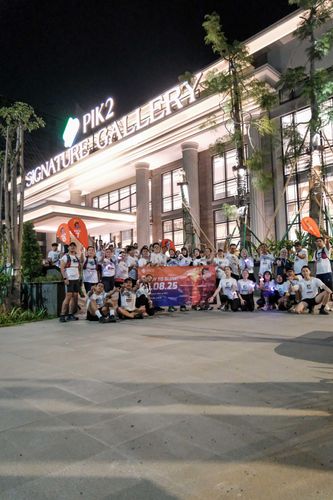 Race photo from PIK NITE RUN VIBES