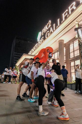 Race photo from PIK NITE RUN VIBES