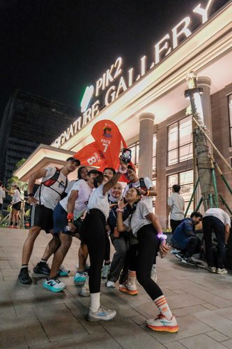 Race photo from PIK NITE RUN VIBES