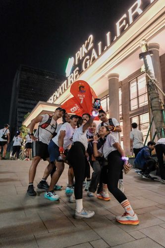 Race photo from PIK NITE RUN VIBES