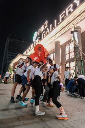 Race photo from PIK NITE RUN VIBES