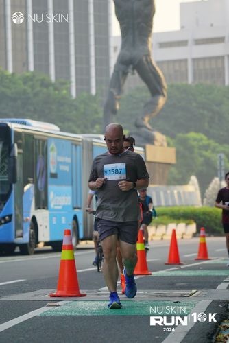 Race photo from Nu Skin Run 10K