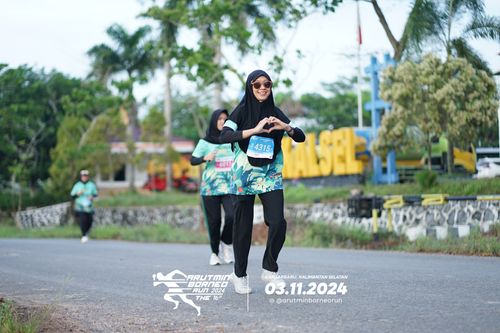 Race photo from Arutmin Borneo Run 2024
