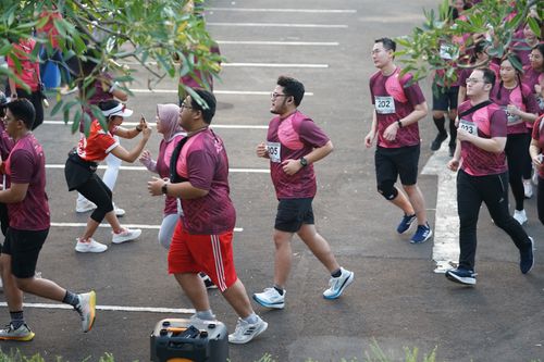 Race photo from Assurance Fun Run 2024