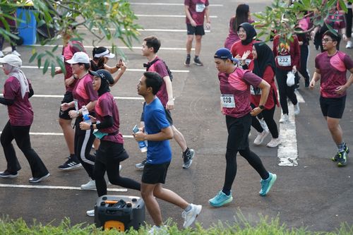 Race photo from Assurance Fun Run 2024