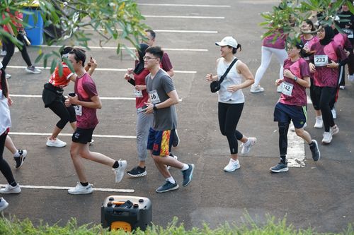 Race photo from Assurance Fun Run 2024