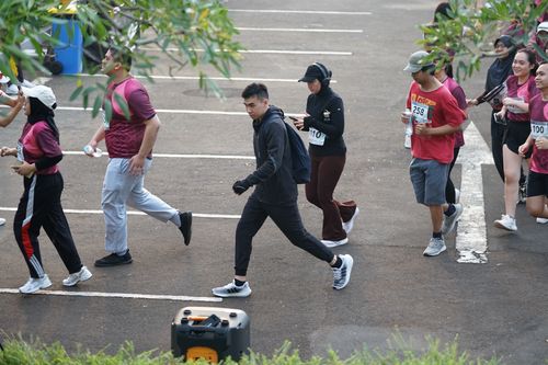 Race photo from Assurance Fun Run 2024