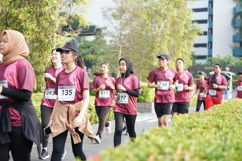 Race photo from Assurance Fun Run 2024
