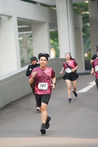 Race photo from Assurance Fun Run 2024