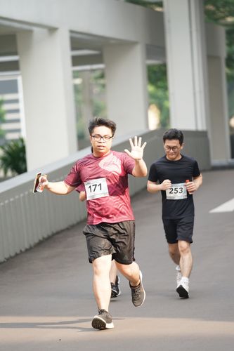 Race photo from Assurance Fun Run 2024