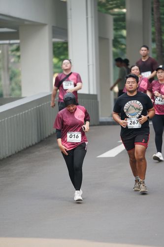 Race photo from Assurance Fun Run 2024