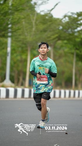 Race photo from Arutmin Borneo Run 2024