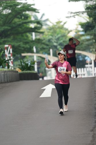 Race photo from Assurance Fun Run 2024
