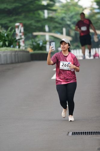 Race photo from Assurance Fun Run 2024