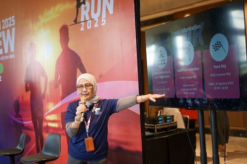 Race photo from PIK NITE RUN VIBES