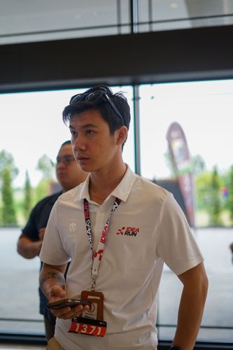 Race photo from PIK NITE RUN VIBES