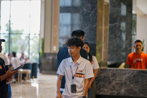 Race photo from PIK NITE RUN VIBES