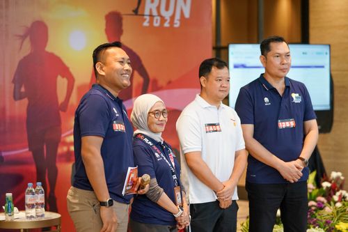 Race photo from PIK NITE RUN VIBES