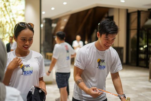 Race photo from PIK NITE RUN VIBES