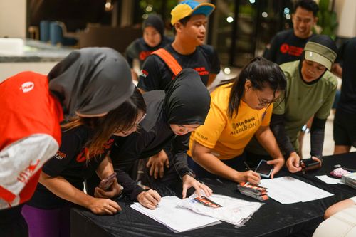 Race photo from PIK NITE RUN VIBES