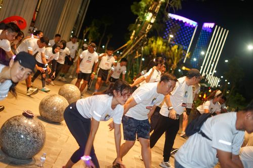 Race photo from PIK NITE RUN VIBES