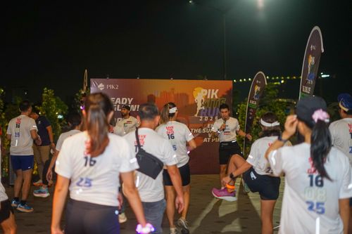 Race photo from PIK NITE RUN VIBES