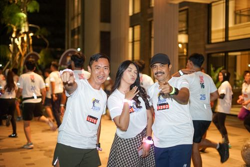 Race photo from PIK NITE RUN VIBES