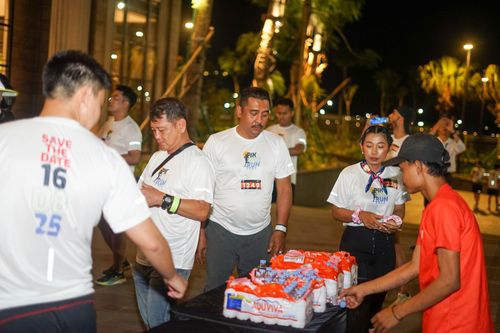 Race photo from PIK NITE RUN VIBES