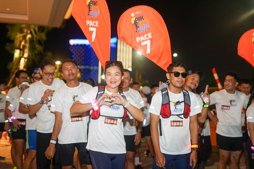 Race photo from PIK NITE RUN VIBES