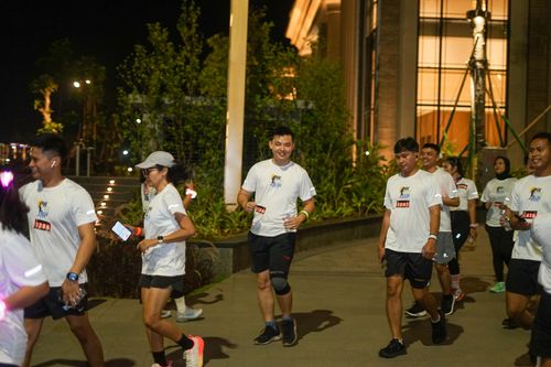 Race photo from PIK NITE RUN VIBES