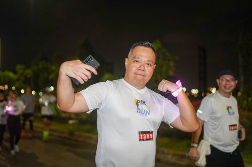 Race photo from PIK NITE RUN VIBES