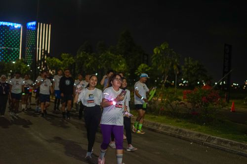 Race photo from PIK NITE RUN VIBES