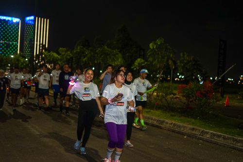 Race photo from PIK NITE RUN VIBES