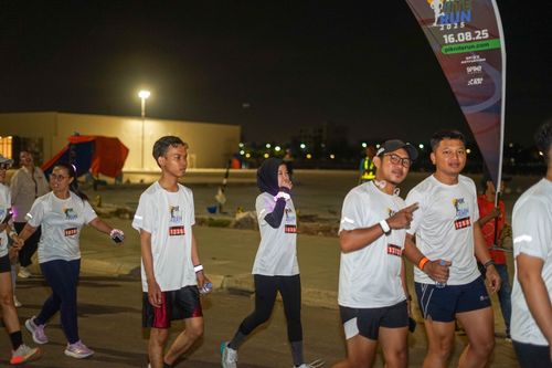 Race photo from PIK NITE RUN VIBES