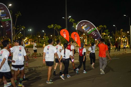 Race photo from PIK NITE RUN VIBES