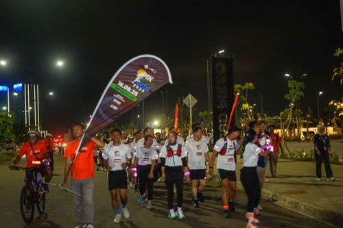 Race photo from PIK NITE RUN VIBES