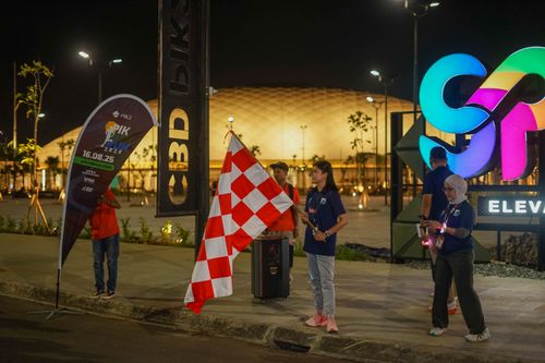 Race photo from PIK NITE RUN VIBES