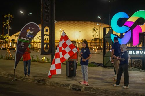 Race photo from PIK NITE RUN VIBES