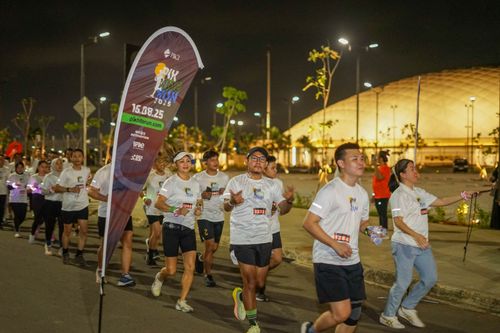 Race photo from PIK NITE RUN VIBES