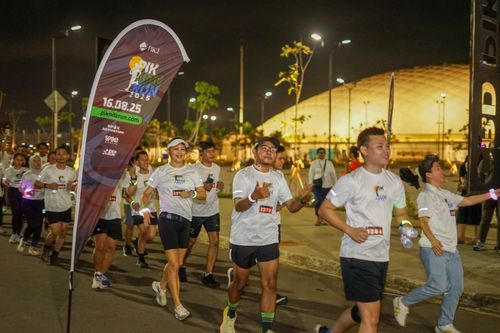 Race photo from PIK NITE RUN VIBES