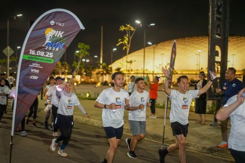 Race photo from PIK NITE RUN VIBES