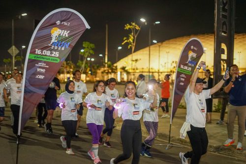 Race photo from PIK NITE RUN VIBES