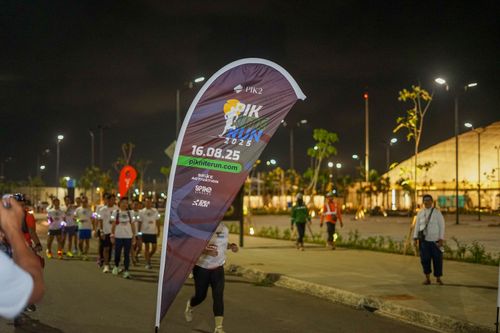 Race photo from PIK NITE RUN VIBES