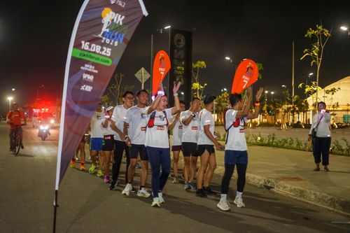 Race photo from PIK NITE RUN VIBES