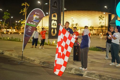 Race photo from PIK NITE RUN VIBES