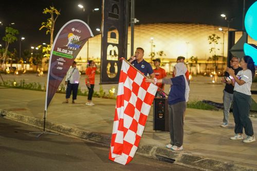Race photo from PIK NITE RUN VIBES