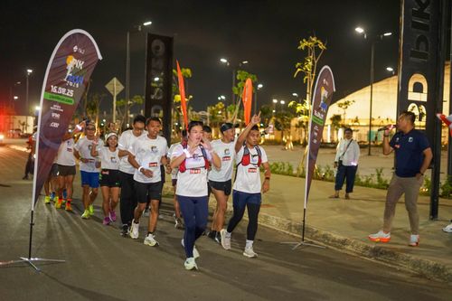 Race photo from PIK NITE RUN VIBES