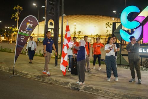Race photo from PIK NITE RUN VIBES