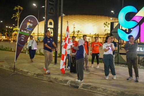 Race photo from PIK NITE RUN VIBES